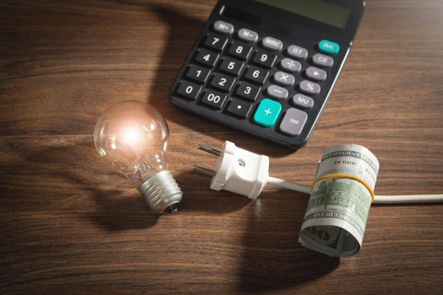 Ile kosztuje 1 kWh energii elektrycznej w domowych rachunkach?